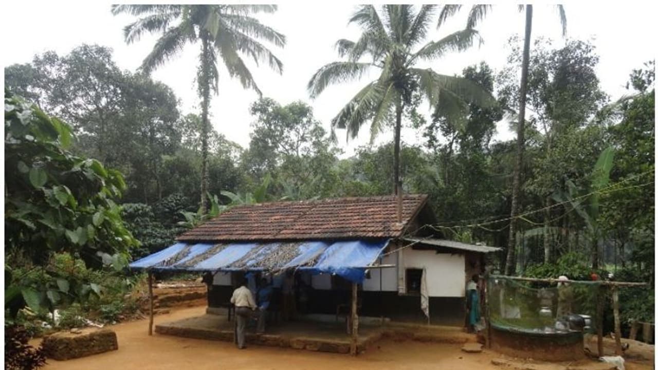 മാവോവാദികള് കാരണം കോടികളുടെ വികസനം പ്രഖ്യാപിച്ചു; ചപ്പ ഗ്രാമം ഇപ്പോഴും അവഗണനയുടെ ഇരുട്ടില് മാവോവാദികള് കാരണം കോടികളുടെ വികസനം പ്രഖ്യാപിച്ചു; ചപ്പ ഗ്രാമം ഇപ്പോഴും അവഗണനയുടെ ഇരുട്ടില്