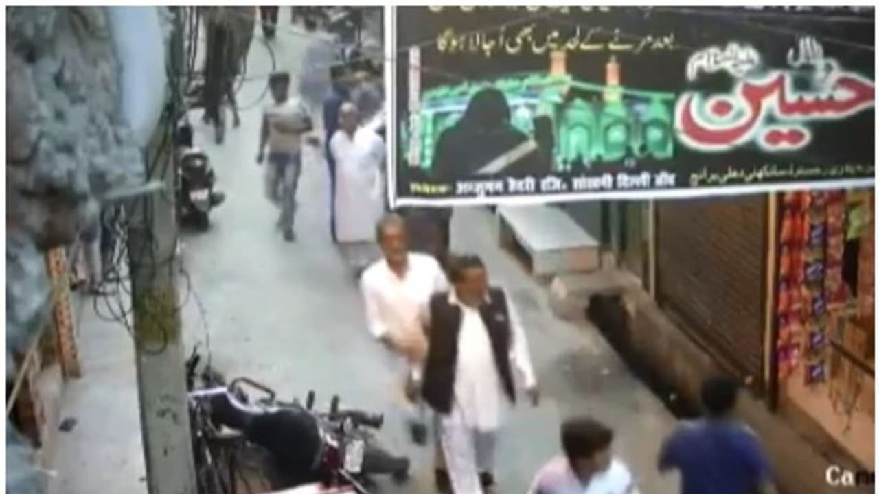 ദില്ലിയില് ബൈക്ക് യാത്രികന് നേരെ വെടിവെപ്പ്; സിസിടിവി ദൃശ്യങ്ങള് പുറത്ത് ദില്ലിയില് ബൈക്ക് യാത്രികന് നേരെ വെടിവെപ്പ്; സിസിടിവി ദൃശ്യങ്ങള് പുറത്ത്