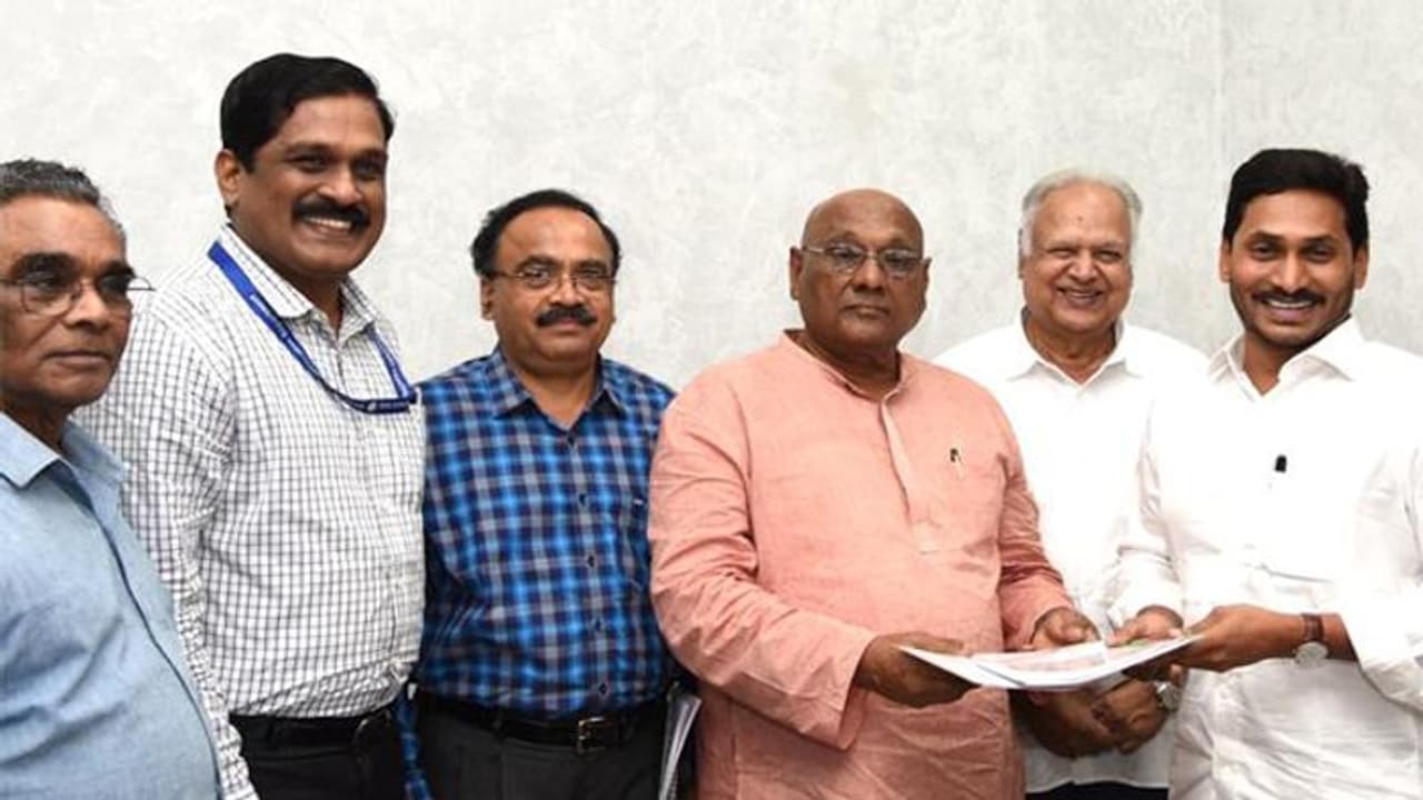 సీఎం జగన్ మరో కీలక నిర్ణయం: ఎలక్ట్రిక్ బస్సుల కొనుగోలు లోనూ రివర్స్ టెండరింగ్ సీఎం జగన్ మరో కీలక నిర్ణయం: ఎలక్ట్రిక్ బస్సుల కొనుగోలు లోనూ రివర్స్ టెండరింగ్