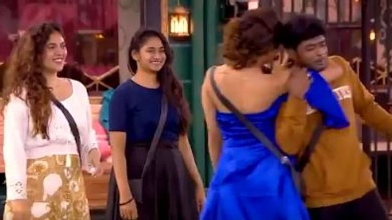 உச்ச கட்ட கவர்ச்சியில் பிக்பாஸ் வீட்டிற்குள் வந்த நடிகை! போட்டியாளர்களுடன் பகிர்ந்து கொண்ட நெகிழ்ச்சியான விஷயம்! உச்ச கட்ட கவர்ச்சியில் பிக்பாஸ் வீட்டிற்குள் வந்த நடிகை! போட்டியாளர்களுடன் பகிர்ந்து கொண்ட நெகிழ்ச்சியான விஷயம்!