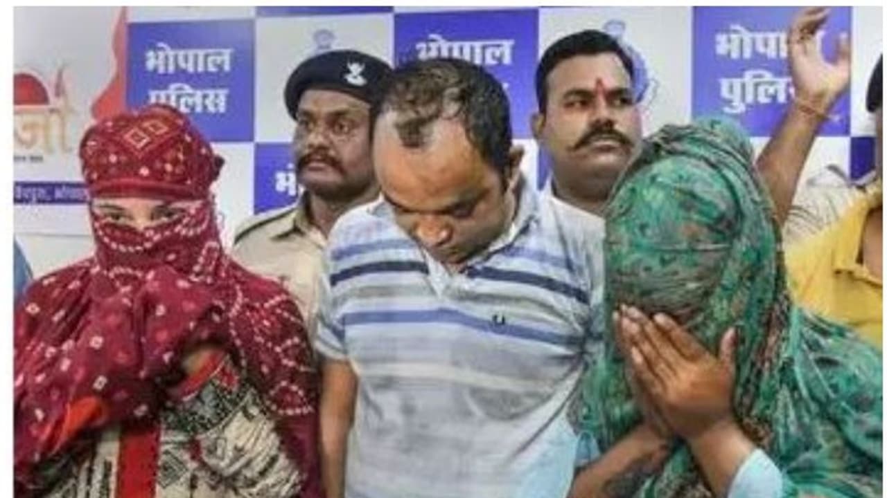 വിദ്യാര്ഥികളെയും ഉപയോഗിച്ചു; മധ്യപ്രദേശിലെ ഹണിട്രാപ്പിന്റെ ഞെട്ടിപ്പിക്കുന്ന വിവരങ്ങള് പുറത്ത് വിദ്യാര്ഥികളെയും ഉപയോഗിച്ചു; മധ്യപ്രദേശിലെ ഹണിട്രാപ്പിന്റെ ഞെട്ടിപ്പിക്കുന്ന വിവരങ്ങള് പുറത്ത്