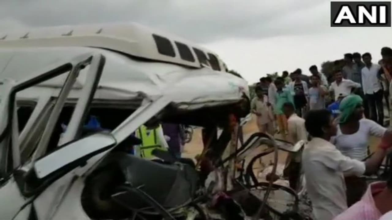 राजस्थान में भीषण सड़क हादसा, बस से जीप टकराई; 15 की मौत राजस्थान में भीषण सड़क हादसा, बस से जीप टकराई; 15 की मौत