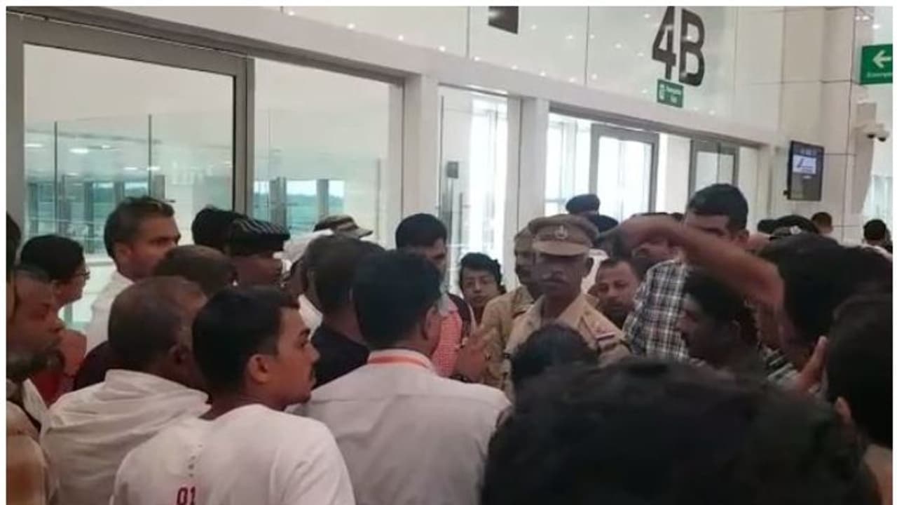 വിമാനം 24 മണിക്കൂര് വൈകി; നെടുമ്പാശ്ശേരി വിമാനത്താവളത്തിൽ യാത്രക്കാരുടെ പ്രതിഷേധം വിമാനം 24 മണിക്കൂര് വൈകി; നെടുമ്പാശ്ശേരി വിമാനത്താവളത്തിൽ യാത്രക്കാരുടെ പ്രതിഷേധം