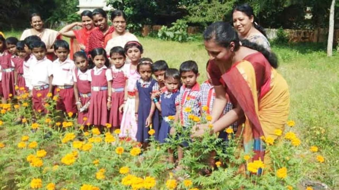 ಅಂಗನವಾಡಿ ಕಾರ್ಯಕರ್ತೆಯರಿಗೆ ದೀಪಾವಳಿ ಗಿಫ್ಟ್ ಅಂಗನವಾಡಿ ಕಾರ್ಯಕರ್ತೆಯರಿಗೆ ದೀಪಾವಳಿ ಗಿಫ್ಟ್