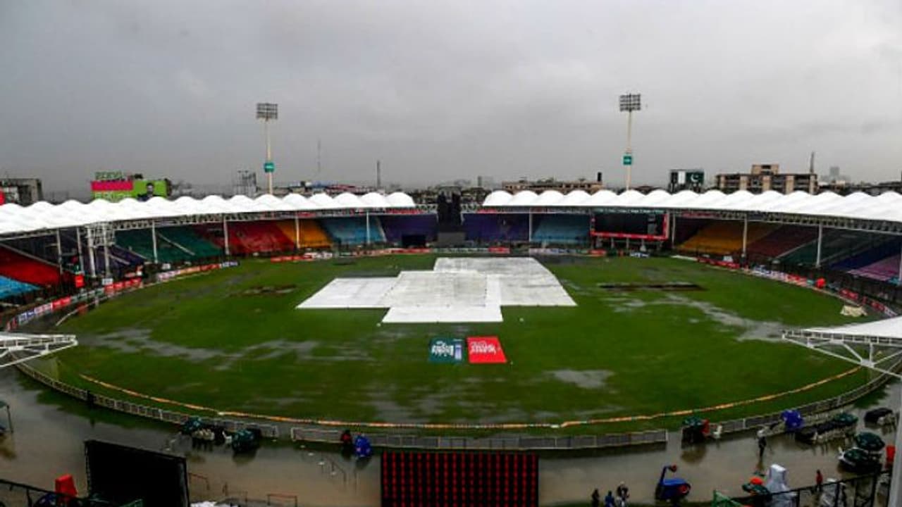 പാക്കിസ്ഥാന് ശ്രീലങ്ക ഏകദിനം മഴമുടക്കി; കറാച്ചിയില് പിറന്നത് പുതിയ ചരിത്രം പാക്കിസ്ഥാന് ശ്രീലങ്ക ഏകദിനം മഴമുടക്കി; കറാച്ചിയില് പിറന്നത് പുതിയ ചരിത്രം