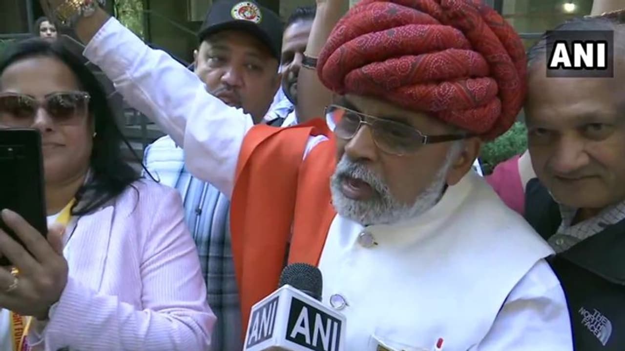 कोई खुद मोदी बना तो किसी ने शंख बजाकर किया स्वागत, यूएन के बाहर ऐसी थी मोदी प्रशंसकों की भीड़ कोई खुद मोदी बना तो किसी ने शंख बजाकर किया स्वागत, यूएन के बाहर ऐसी थी मोदी प्रशंसकों की भीड़