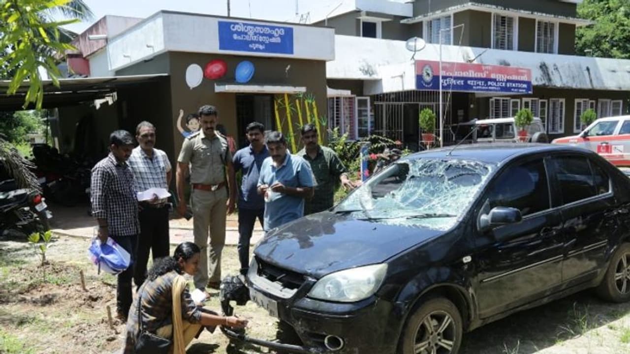 ആലപ്പുഴയില് കച്ചവടക്കാരന് മരിച്ച സംഭവം; ഇടിച്ച വാഹനം പിടിച്ചെടുത്ത കാര് തന്നെയെന്ന് പരിശോധനാഫലം ആലപ്പുഴയില് കച്ചവടക്കാരന് മരിച്ച സംഭവം; ഇടിച്ച വാഹനം പിടിച്ചെടുത്ത കാര് തന്നെയെന്ന് പരിശോധനാഫലം