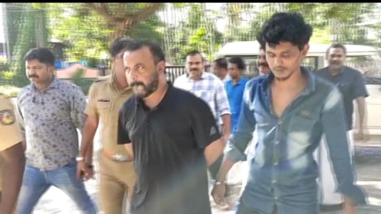 പാർക്കിംഗിനെച്ചൊല്ലിയുള്ള തർക്കം കലാശിച്ചത് കൊലപാതകത്തില് ; രണ്ട് പേർ കൂടി പിടിയിൽ പാർക്കിംഗിനെച്ചൊല്ലിയുള്ള തർക്കം കലാശിച്ചത് കൊലപാതകത്തില് ; രണ്ട് പേർ കൂടി പിടിയിൽ