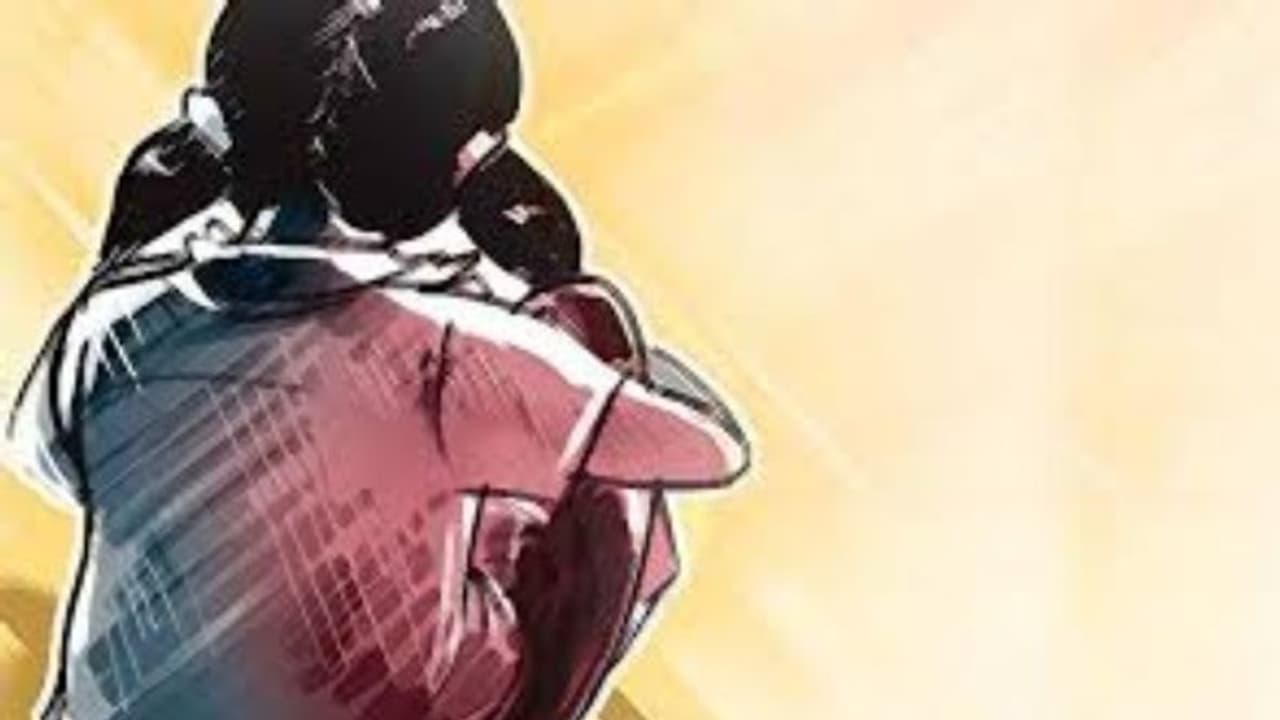 പ്രായപൂര്ത്തിയാകാത്ത ആദിവാസിപെണ്കുട്ടിയുടെ വിവാഹം നടത്തി; കേസെടുത്ത് പൊലീസ് പ്രായപൂര്ത്തിയാകാത്ത ആദിവാസിപെണ്കുട്ടിയുടെ വിവാഹം നടത്തി; കേസെടുത്ത് പൊലീസ്