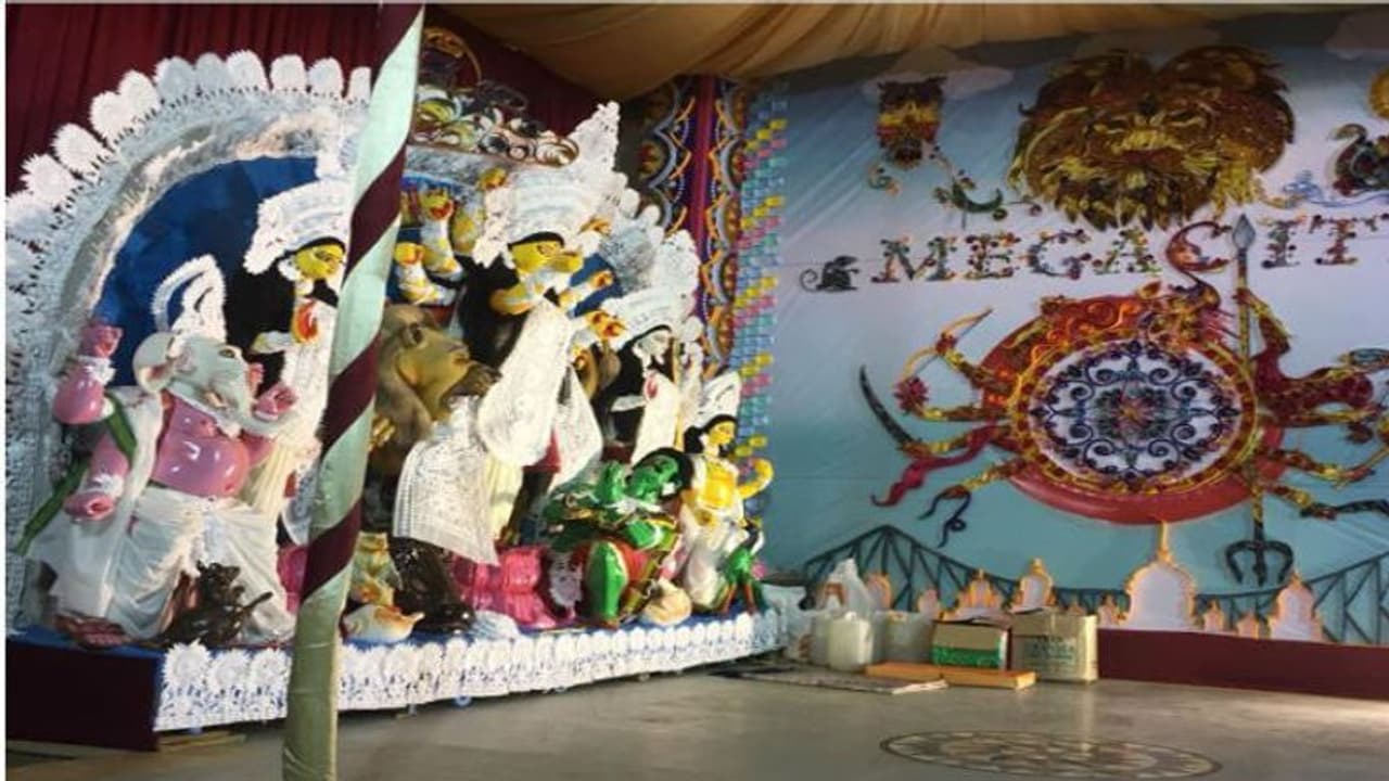 ধর্মের দেওয়াল ভেঙে পুজোর আনন্দে শরিক হন দিশারী মেগাসিটির আবাসিকরা ধর্মের দেওয়াল ভেঙে পুজোর আনন্দে শরিক হন দিশারী মেগাসিটির আবাসিকরা