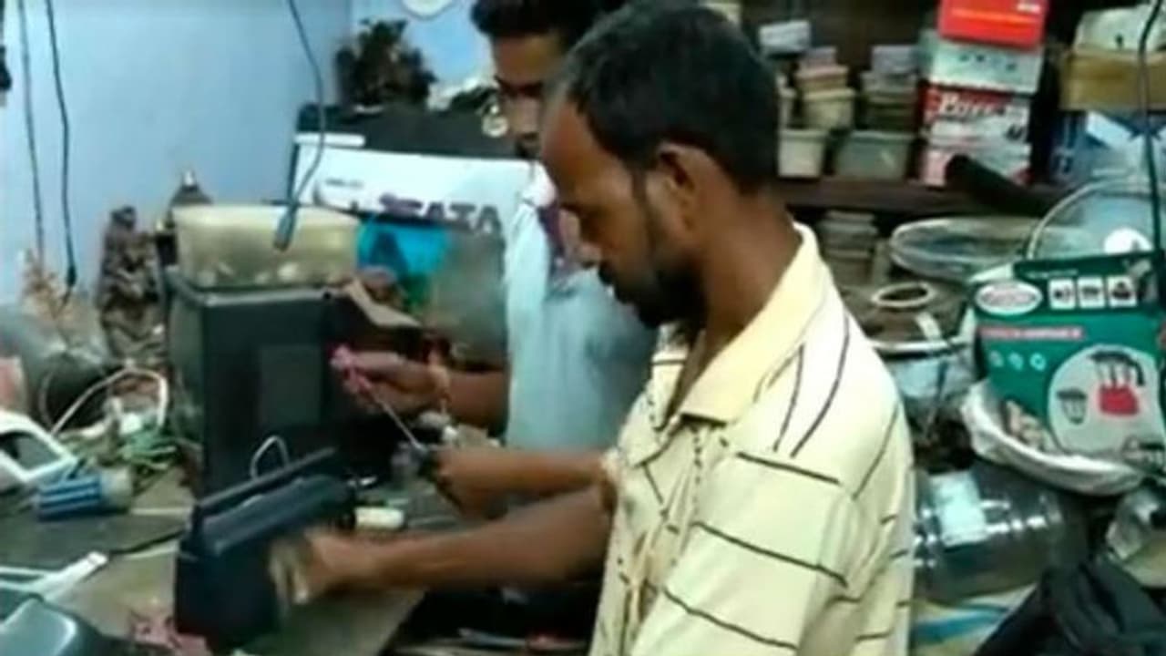 ধুলো জমা রেডিও থেকেও আওয়াজ বেরনো চাই, মহালয়ার আগের দিন ভিড় দোকানে ধুলো জমা রেডিও থেকেও আওয়াজ বেরনো চাই, মহালয়ার আগের দিন ভিড় দোকানে