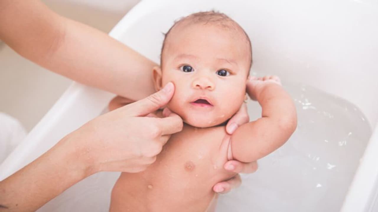 అక్కడ ఆడపిల్లకు జన్మనిస్తే రూ.8లక్షలు గిఫ్ట్ అక్కడ ఆడపిల్లకు జన్మనిస్తే రూ.8లక్షలు గిఫ్ట్