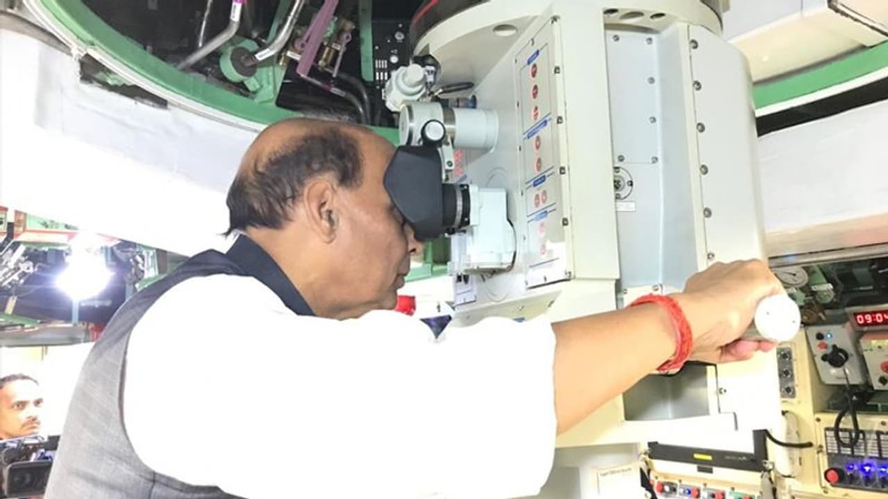 राजनाथ सिंह ने कहा, दुनिया में हर दरवाजा खटखटाकर अपना मजाक उड़वा रहा पाकिस्तान