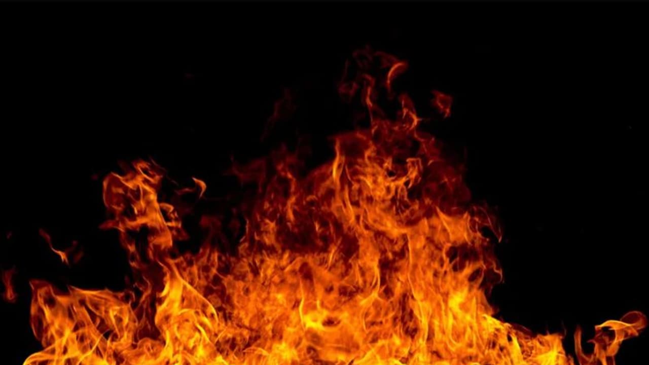 बारामूला में बीएसएफ की गाड़ी से एक्सीडेंट के बाद, लोगों ने तोड़फोड़ कर उसमें लगाई आग