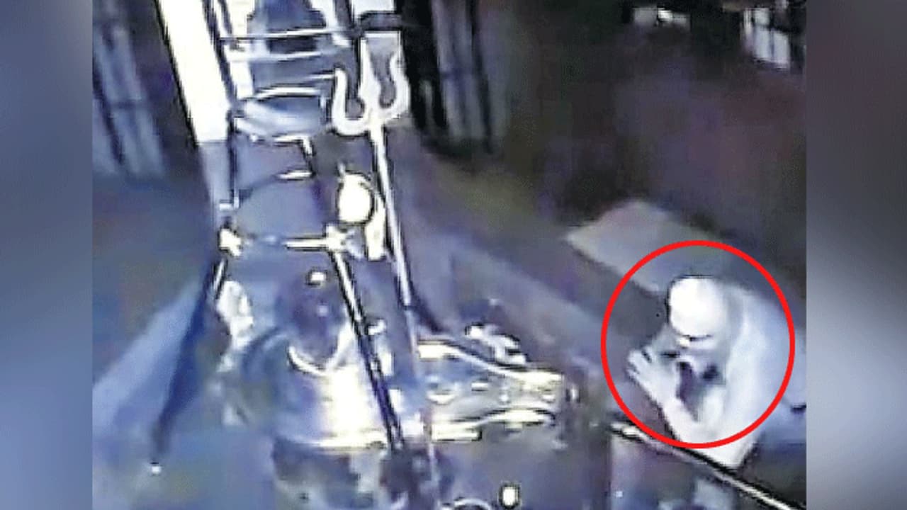 पहले भोले बाबा के आगे माथा टेक मांगी माफी, अगले ही पल दिखा दिया अपना असली रंग पहले भोले बाबा के आगे माथा टेक मांगी माफी, अगले ही पल दिखा दिया अपना असली रंग