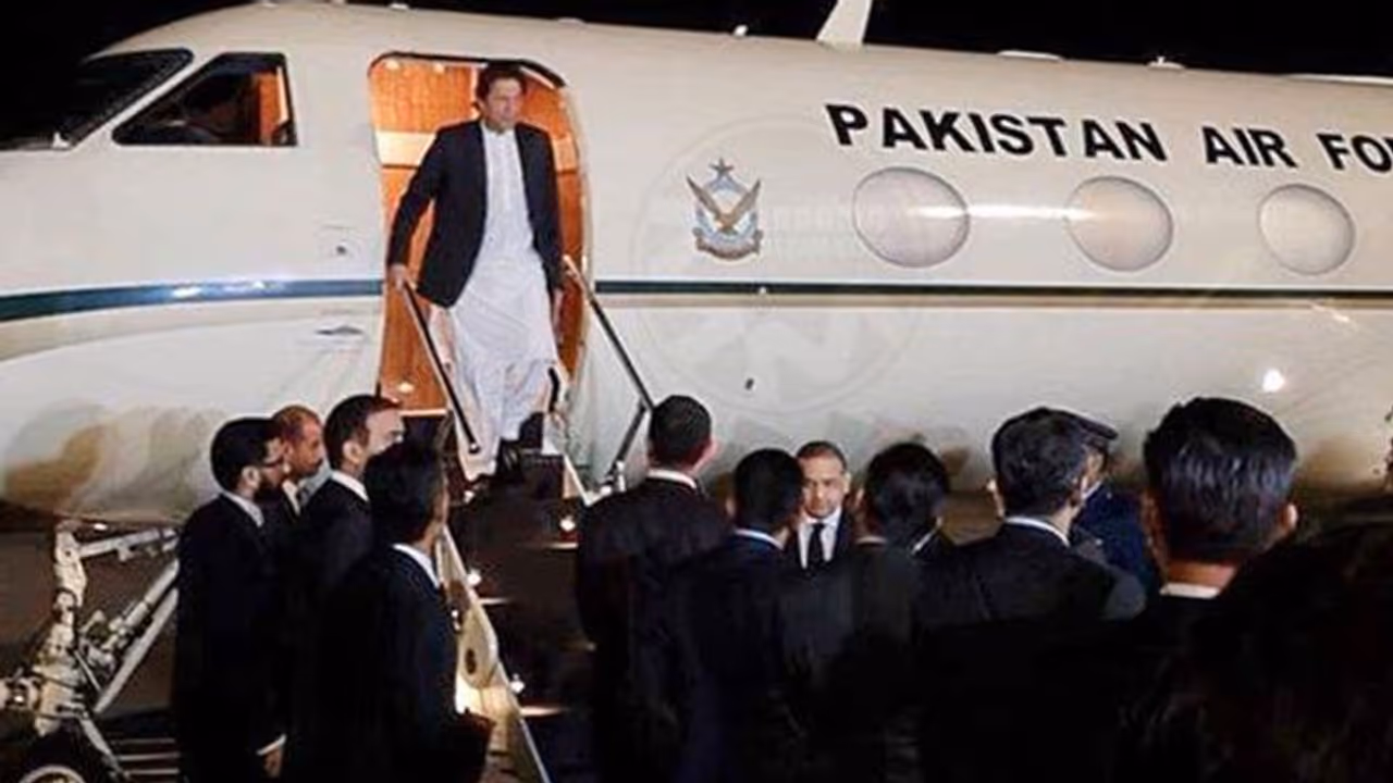 पाकिस्तान लौटते वक्त इमरान खान के विमान में आई गड़बड़ी, करानी पड़ी इमरजेंसी लैंडिंग पाकिस्तान लौटते वक्त इमरान खान के विमान में आई गड़बड़ी, करानी पड़ी इमरजेंसी लैंडिंग