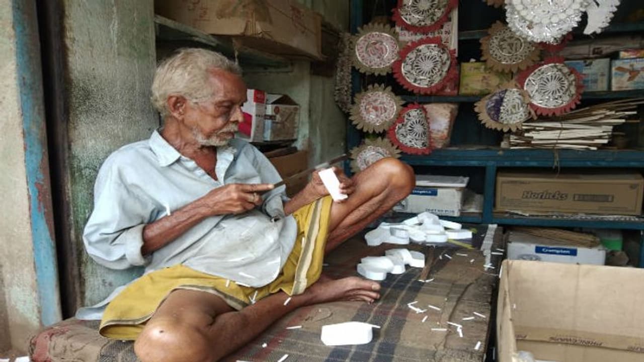 পুজোর মুখেও চোখে জল প্রবীণ শিল্পীর, 'দিদিকে বলো' তে জানালেও জবাব এল না পুজোর মুখেও চোখে জল প্রবীণ শিল্পীর, 'দিদিকে বলো' তে জানালেও জবাব এল না