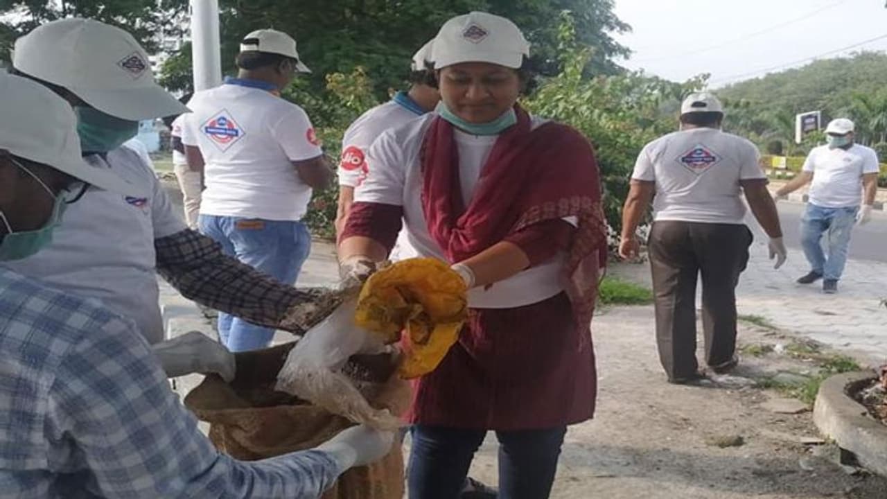 పర్యావరణహితంగా రీసైక్లింగ్: జియో స్టాఫ్ 'స్వచ్ఛ రైల్ అభియాన్'