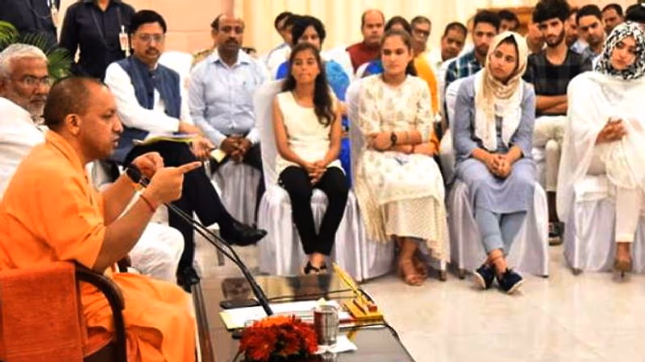 CM योगी ने कश्मीरी छात्रों से मिल सुनी उनकी प्रॉब्लम्स, बोले जम्मू कश्मीर शासन से करेंगे बात CM योगी ने कश्मीरी छात्रों से मिल सुनी उनकी प्रॉब्लम्स, बोले जम्मू कश्मीर शासन से करेंगे बात