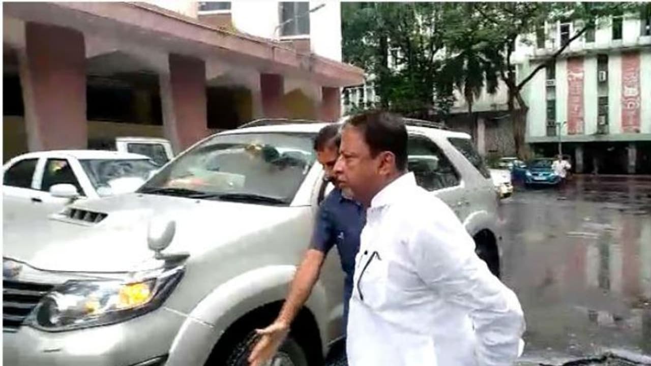 'বন্ধুর' এফআইআরে অস্বস্তিতে মুকুল, কালীঘাট থানায় দিতেই হবে হাজিরা