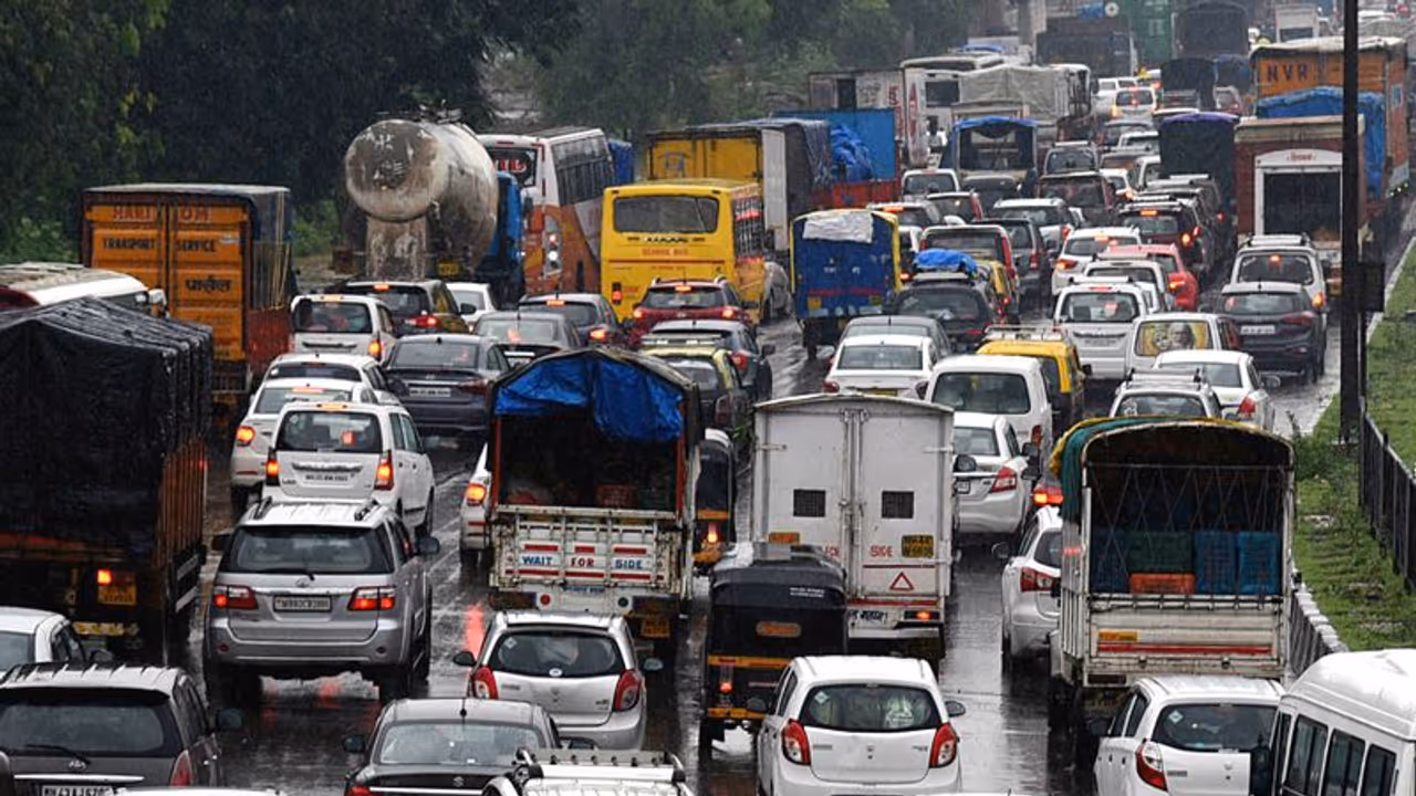 स्टूडेंट्स ने टीचर पर लगाया ये बड़ा आरोप, नेशनल हाईवे किया जाम स्टूडेंट्स ने टीचर पर लगाया ये बड़ा आरोप, नेशनल हाईवे किया जाम