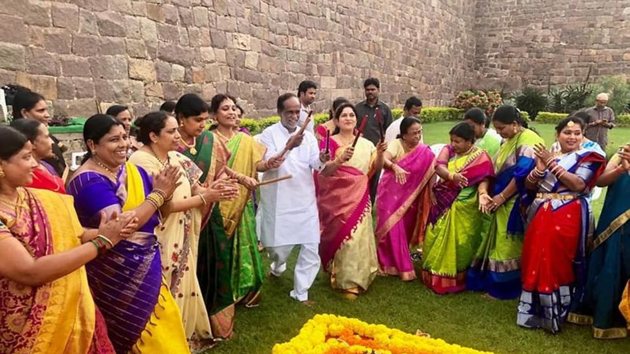 బీజేపీ ఆధ్వర్యంలో బతుకమ్మ వేడుకలు: చిందేసిన బీజేపీ చీఫ్ లక్ష్మణ్ బీజేపీ ఆధ్వర్యంలో బతుకమ్మ వేడుకలు: చిందేసిన బీజేపీ చీఫ్ లక్ష్మణ్