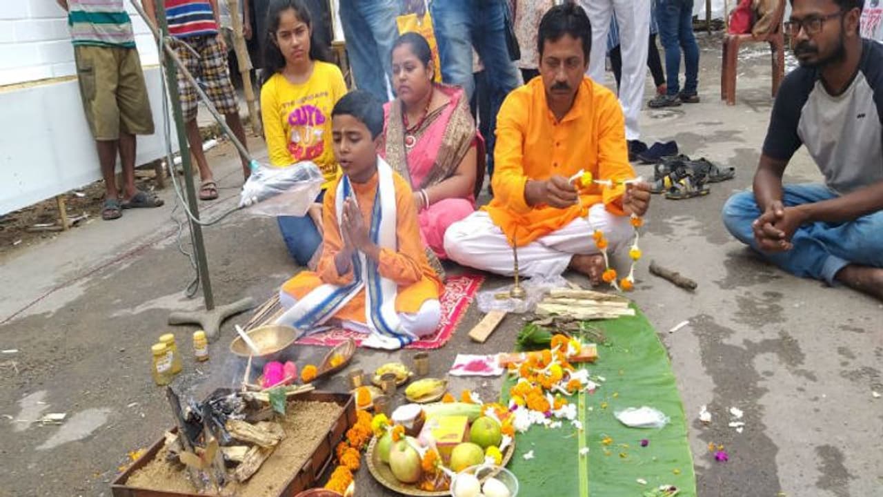 পণ্ড হতে বসেছে প্যান্ডেলের কাজ, বৃষ্টি বন্ধ করতে যজ্ঞ গড়িয়ায় পণ্ড হতে বসেছে প্যান্ডেলের কাজ, বৃষ্টি বন্ধ করতে যজ্ঞ গড়িয়ায়