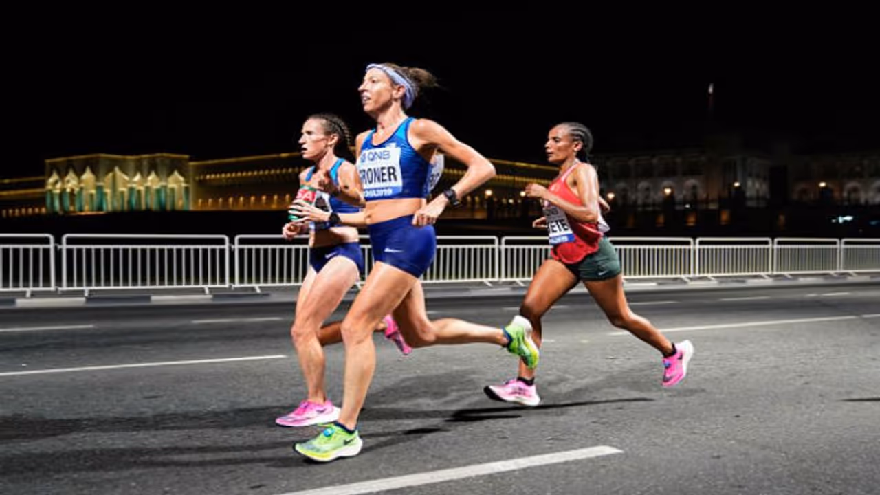 গরম এড়াতে দোহায় রাতে বসল ম্যারাথনের আসর গরম এড়াতে দোহায় রাতে বসল ম্যারাথনের আসর