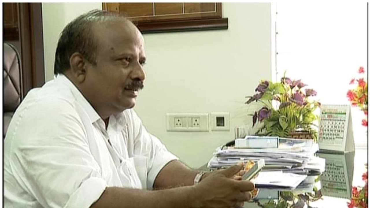 എറണാകുളത്ത് ആദ്യ റൗണ്ട് എണ്ണിത്തുടങ്ങി; യുഡിഎഫ് മുന്നിൽ