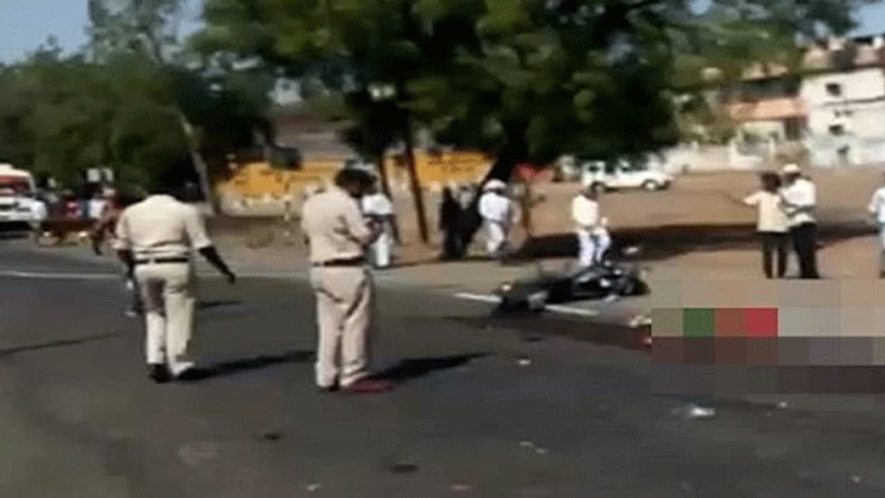 एक झटके में चली गई मां और दो बेटों की जान, जिंदगी और मौत के बीच झूल रहे पिता एक झटके में चली गई मां और दो बेटों की जान, जिंदगी और मौत के बीच झूल रहे पिता