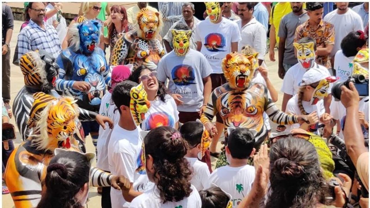 പുലിയോടൊപ്പം കളിച്ചും കായല് ഭംഗി ആസ്വദിച്ചും കുട്ടി ചിത്രകാരന്മാര് പുലിയോടൊപ്പം കളിച്ചും കായല് ഭംഗി ആസ്വദിച്ചും കുട്ടി ചിത്രകാരന്മാര്