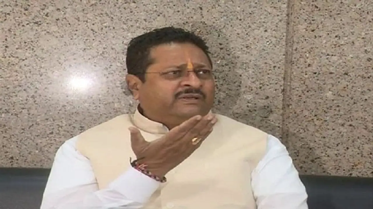 ಕೇಂದ್ರದಿಂದ ಪರಿಹಾರ ಬಂದಿಲ್ಲ: ಸ್ವಪಕ್ಷೀಯ ಸಂಸದನ ವಿರುದ್ಧ ಯತ್ನಾಳ್ ಹಿಗ್ಗಾಮುಗ್ಗಾ ವಾಗ್ದಾಳಿ