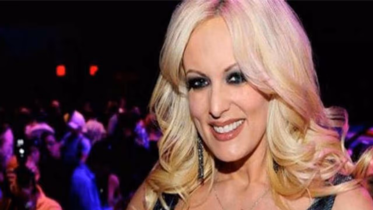 स्टॉर्मी डेनियल्स ने 45 हजार डॉलर पर किया समझौता, गिरफ्तारी की वजह सुनकर चौंक जाएंगे आप स्टॉर्मी डेनियल्स ने 45 हजार डॉलर पर किया समझौता, गिरफ्तारी की वजह सुनकर चौंक जाएंगे आप