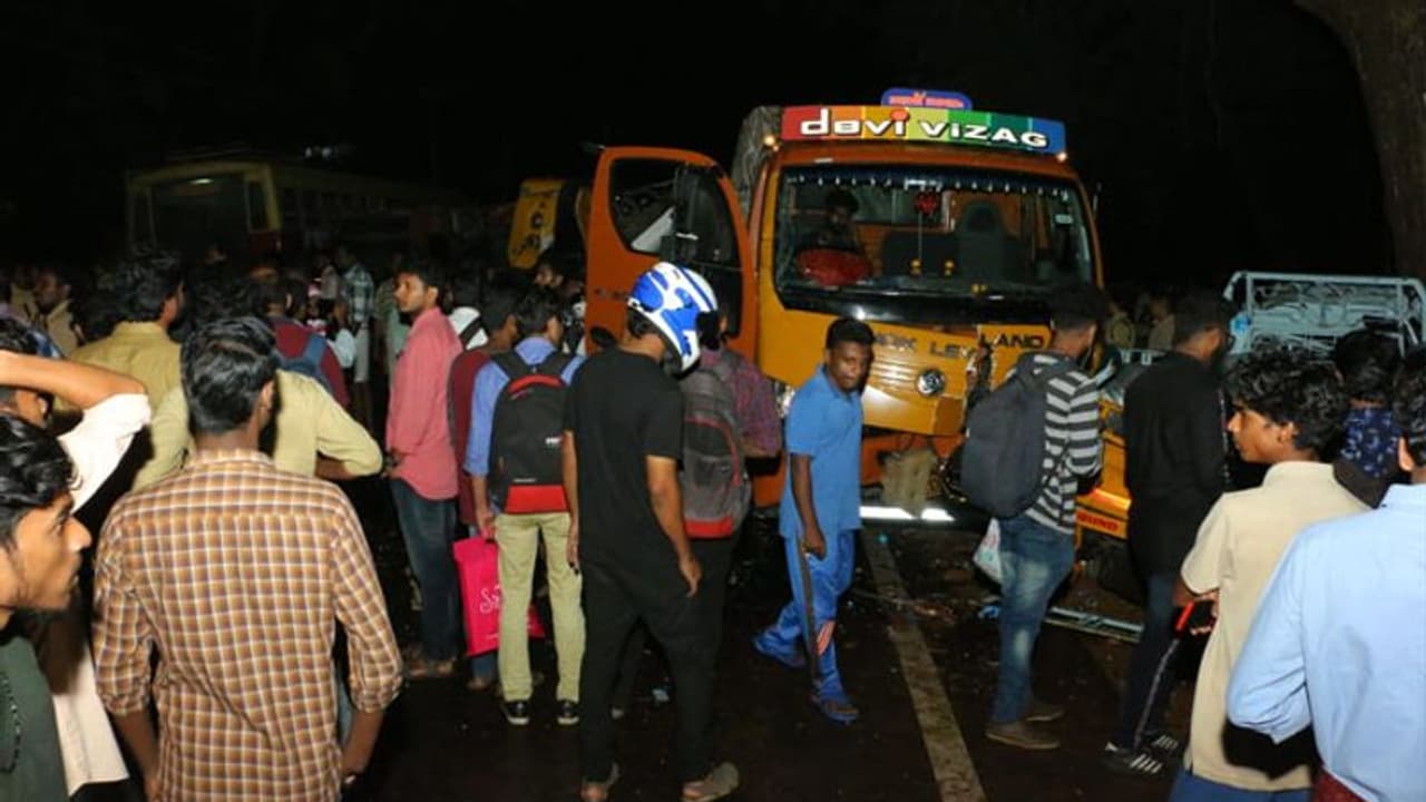 ஆம்னி பேருந்து லாரி நேருக்கு நேர் பயங்கர மோதல்..! பலத்த காயங்களுடன் 10 பேர் மருத்துவமனையில் அனுமதி..! ஆம்னி பேருந்து லாரி நேருக்கு நேர் பயங்கர மோதல்..! பலத்த காயங்களுடன் 10 பேர் மருத்துவமனையில் அனுமதி..!