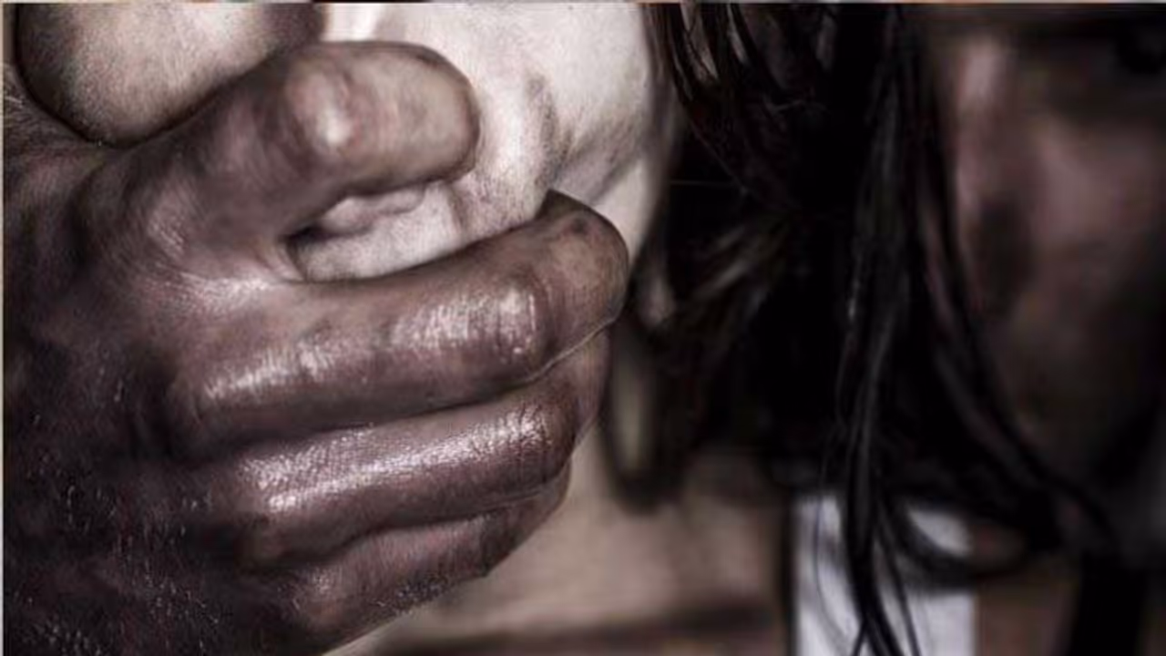 पहले किया रेप फिर 30 हजार में बेचा, पुलिस ने ऐसे किया बरामद पहले किया रेप फिर 30 हजार में बेचा, पुलिस ने ऐसे किया बरामद