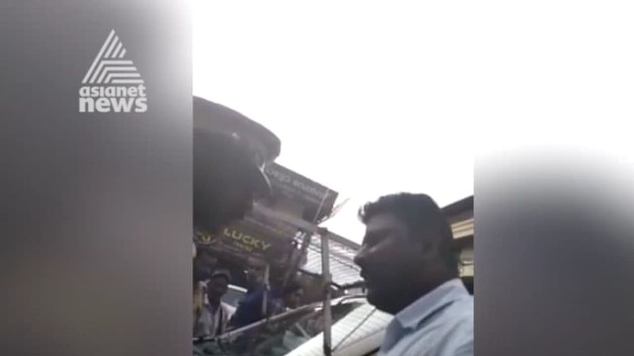 ഹെല്‍മെറ്റില്ലാത്തത് ചോദ്യം ചെയ്ത ട്രാഫിക് പൊലീസുകാരന് ഡിവൈഎഫ്ഐ നേതാവിന്‍റെ ഭീഷണി