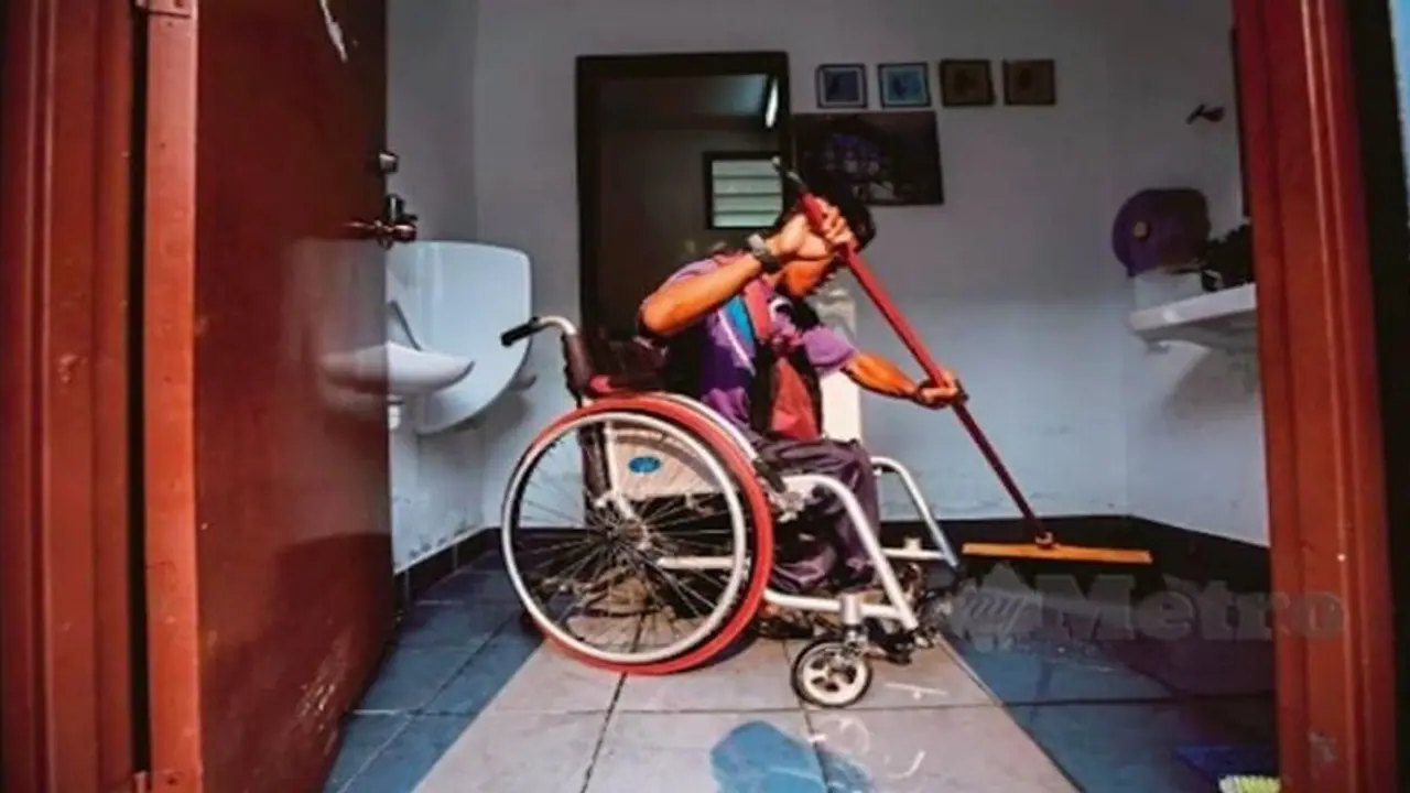 बीमार मां के इलाज के लिए पब्लिक टॉयलेट साफ करता है दिव्यांग, जी रहा है इतनी मुश्किल लाइफ बीमार मां के इलाज के लिए पब्लिक टॉयलेट साफ करता है दिव्यांग, जी रहा है इतनी मुश्किल लाइफ