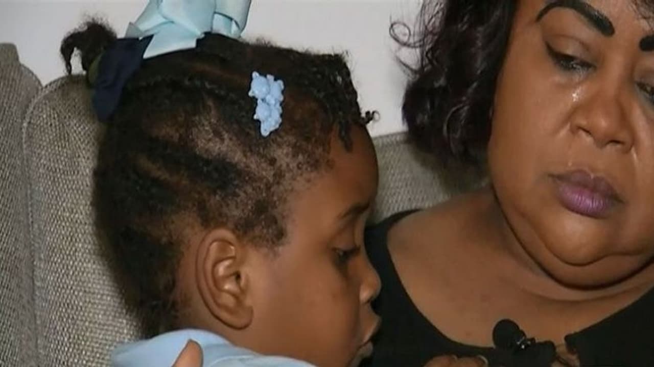 6 साल की बच्ची को उठा ले गई पुलिस, किया था ऐसा जुर्म 6 साल की बच्ची को उठा ले गई पुलिस, किया था ऐसा जुर्म