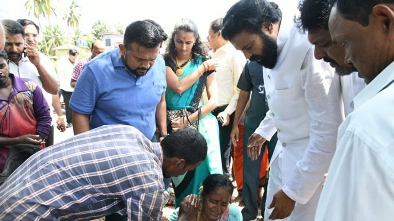 ಮಂಗಳೂರು: ಅಪಘಾತಕ್ಕೊಳಗಾದವರನ್ನು ಆಸ್ಪತ್ರೆಗೆ ದಾಖಲಿಸಿದ ಸಚಿವ ಮಂಗಳೂರು: ಅಪಘಾತಕ್ಕೊಳಗಾದವರನ್ನು ಆಸ್ಪತ್ರೆಗೆ ದಾಖಲಿಸಿದ ಸಚಿವ