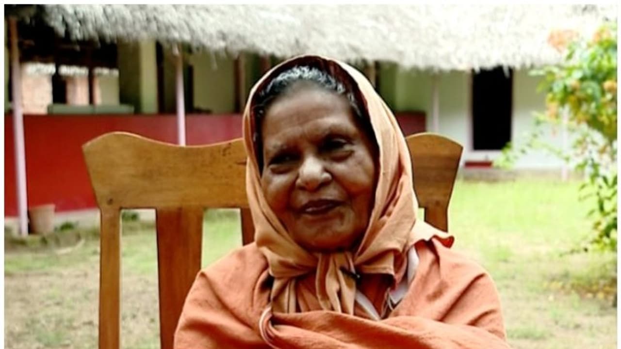 ഏഴാം വയസ്സിൽ ഗാന്ധിജിയെ കണ്ടു, പിന്നീട് സാമൂഹ്യസേവനം; 94 ാം വയസ്സിലും ഗാന്ധിമാര്ഗം പിന്തുടര്ന്ന് രാജമ്മ ഏഴാം വയസ്സിൽ ഗാന്ധിജിയെ കണ്ടു, പിന്നീട് സാമൂഹ്യസേവനം; 94 ാം വയസ്സിലും ഗാന്ധിമാര്ഗം പിന്തുടര്ന്ന് രാജമ്മ