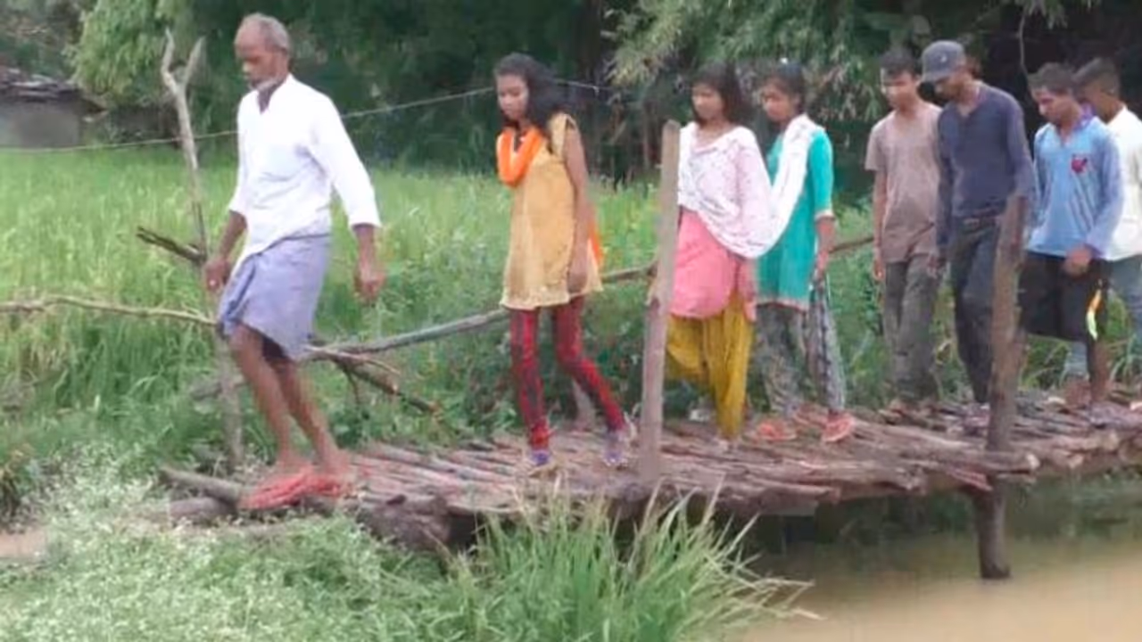 নেই কোনও স্থায়ী সেতু, আসে না অ্যাম্বুলেন্স, প্রতিবাদে পঞ্চায়েত নির্বাচন বয়কটের ডাক দিল গ্রামবাসীরা নেই কোনও স্থায়ী সেতু, আসে না অ্যাম্বুলেন্স, প্রতিবাদে পঞ্চায়েত নির্বাচন বয়কটের ডাক দিল গ্রামবাসীরা