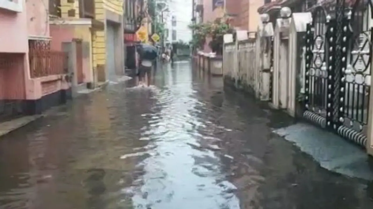 বৃষ্টি থাকছে আরও ৪৮ ঘণ্টা,আগমনীর আবহাওয়ায় জলমগ্ন কলকাতা বৃষ্টি থাকছে আরও ৪৮ ঘণ্টা,আগমনীর আবহাওয়ায় জলমগ্ন কলকাতা