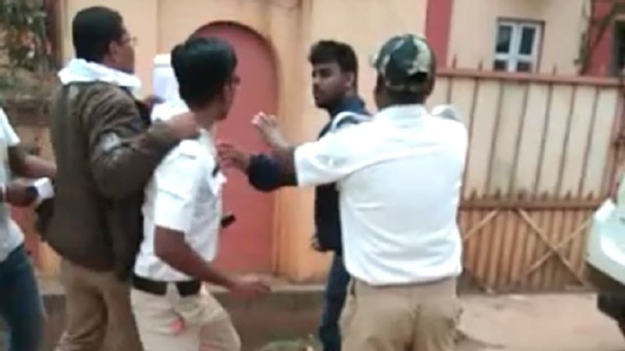 ಟ್ರಾಫಿಕ್ ಪೊಲೀಸ್ ಕಿರಿಕಿರಿ: ರಿಸಿಪ್ಟ್ ಕೇಳಿದ್ದಕ್ಕೆ ಬಿತ್ತು ಗೂಸಾ..! ಟ್ರಾಫಿಕ್ ಪೊಲೀಸ್ ಕಿರಿಕಿರಿ: ರಿಸಿಪ್ಟ್ ಕೇಳಿದ್ದಕ್ಕೆ ಬಿತ್ತು ಗೂಸಾ..!