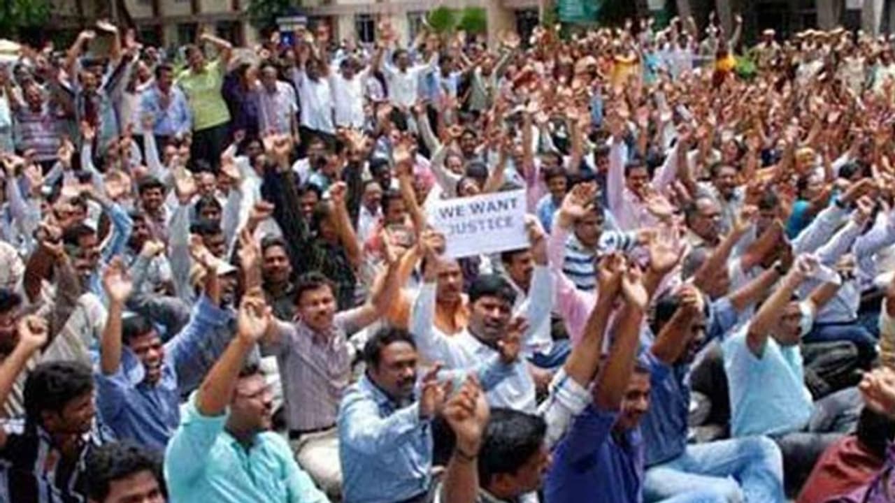 రాయలసీమలో హైకోర్టు కోసం ఆందోళనలు : విద్యార్ధి నేతల అరెస్ట్ రాయలసీమలో హైకోర్టు కోసం ఆందోళనలు : విద్యార్ధి నేతల అరెస్ట్