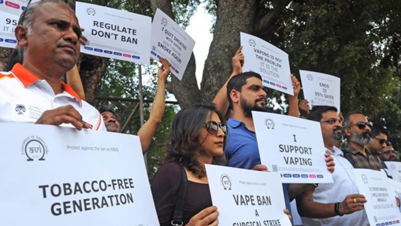 ഇ സിഗരറ്റ് നിരോധിച്ചതിനെതിരെ രാജ്യവ്യാപകമായി പ്രതിഷേധം ഇ സിഗരറ്റ് നിരോധിച്ചതിനെതിരെ രാജ്യവ്യാപകമായി പ്രതിഷേധം