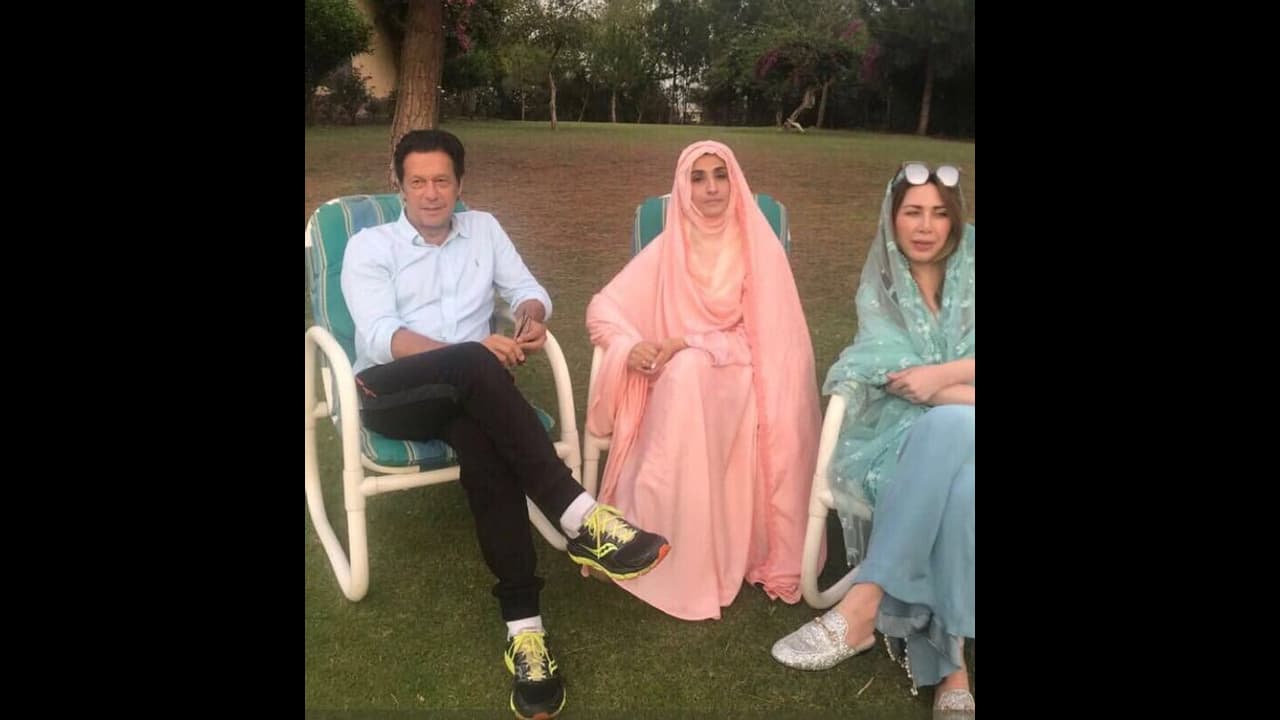 పాకిస్తాన్ విడిచి పారిపోయిన ఇమ్రాన్ ఖాన్ మూడో భార్య ఫ్రెండ్.. ఎందుకంటే ? పాకిస్తాన్ విడిచి పారిపోయిన ఇమ్రాన్ ఖాన్ మూడో భార్య ఫ్రెండ్.. ఎందుకంటే ?