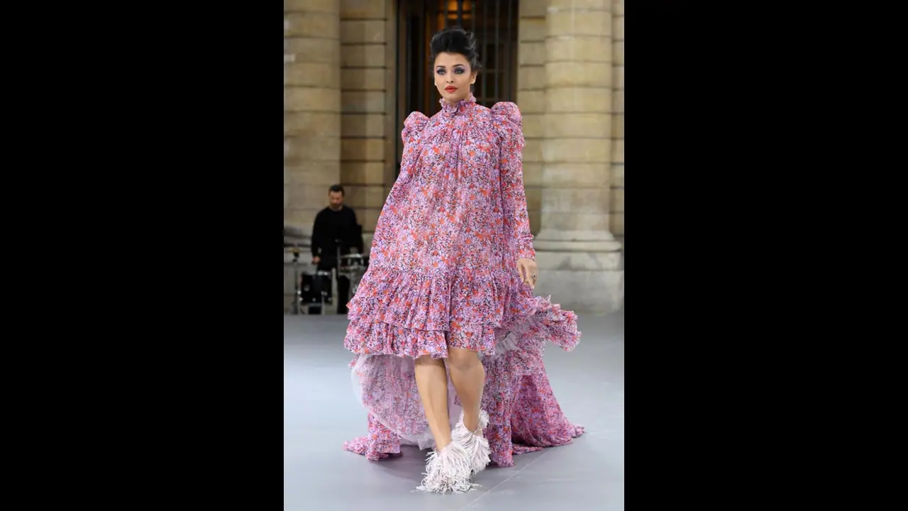 র্যাম্পে আবারও নজর কাড়লেন বচ্চন বধূ, দেখুন প্যারিস ফ্যাশন উইকে ঐশ্বর্যর ক্যাট ওয়াক র্যাম্পে আবারও নজর কাড়লেন বচ্চন বধূ, দেখুন প্যারিস ফ্যাশন উইকে ঐশ্বর্যর ক্যাট ওয়াক