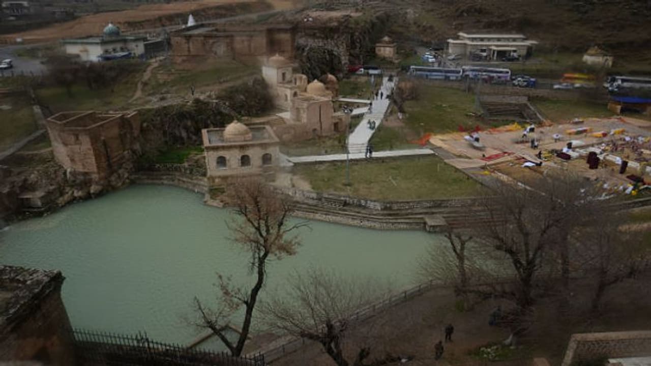পাকিস্তানের কাটাসরাজ আজও বিস্ময়, মহাদেবের চোখের জলে তৈরি পুকুর রয়েছে এই শিবমন্দিরে পাকিস্তানের কাটাসরাজ আজও বিস্ময়, মহাদেবের চোখের জলে তৈরি পুকুর রয়েছে এই শিবমন্দিরে