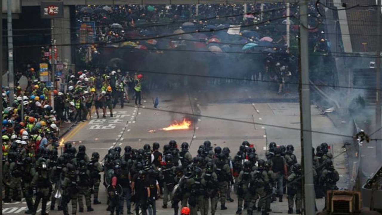 വീണ്ടും പ്രക്ഷോഭത്തിനൊരുങ്ങി ഹോങ്കോങ്; കണ്ണീർവാതകവും കുരുമുളക് സ്പ്രേയും പ്രയോഗിച്ച് പൊലീസ്
