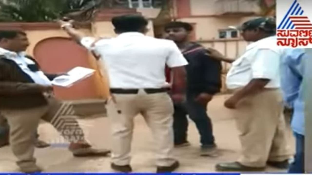 ಟ್ರಾಫಿಕ್ ಪೊಲೀಸ್‌ನೊಳಗೊಬ್ಬ ಗೂಂಡಾ; ರಸೀದಿ ಕೇಳಿದ್ದಕ್ಕೆ ಗೂಸ!